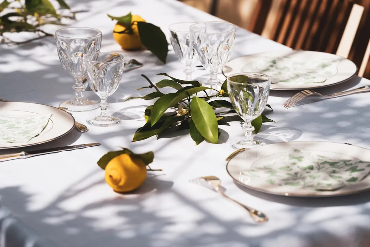 Elegantna pogrnjena miza v hotelski restavraciji