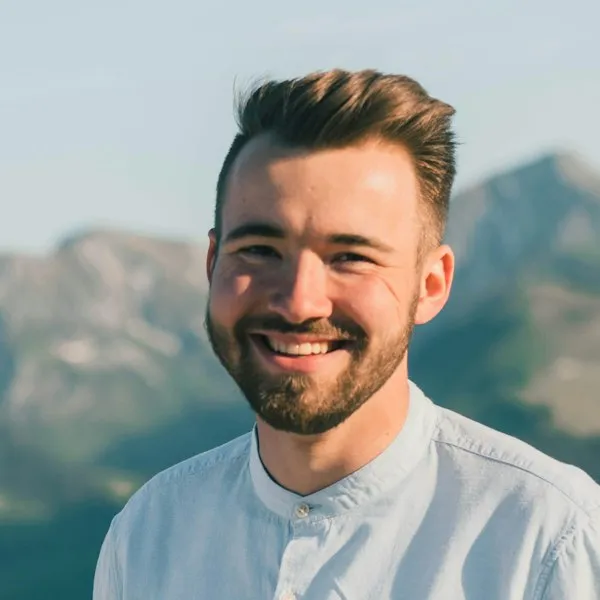 Nasmejan član hotelske ekipe na prostem