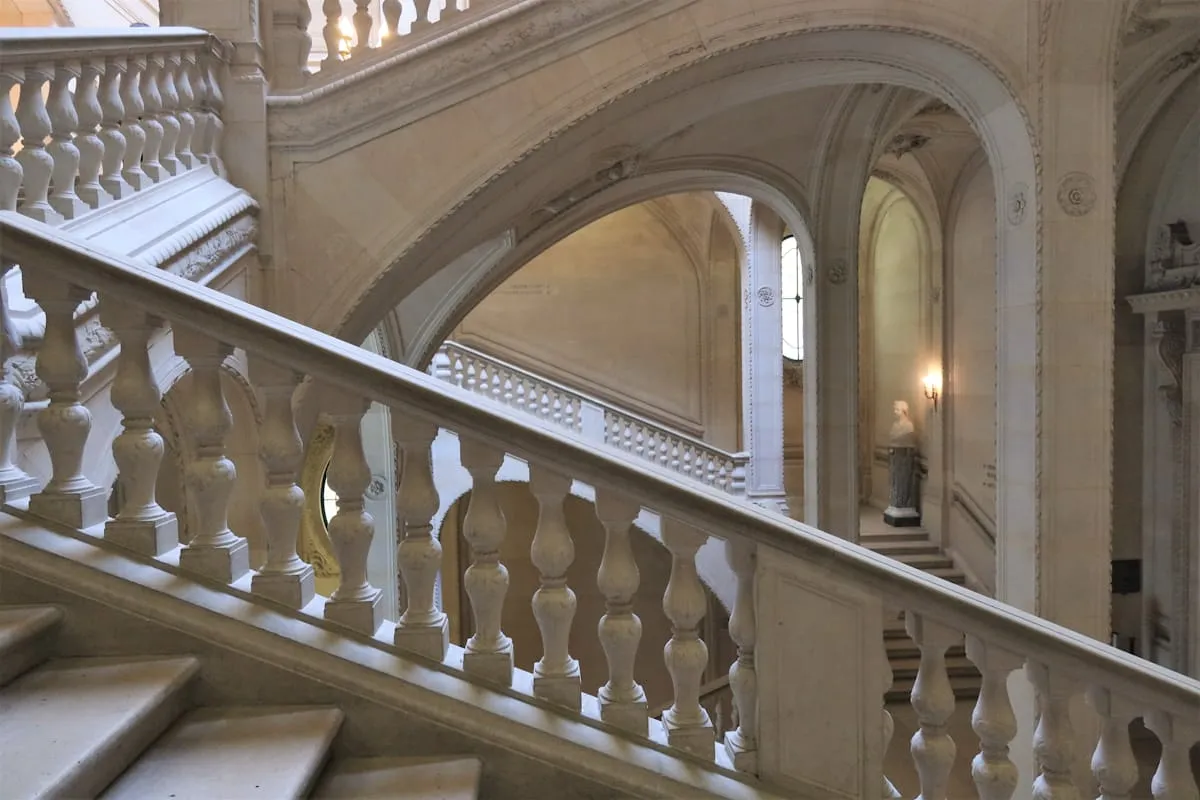 Arhitekturni detajl elegantnega hotelskega interierja