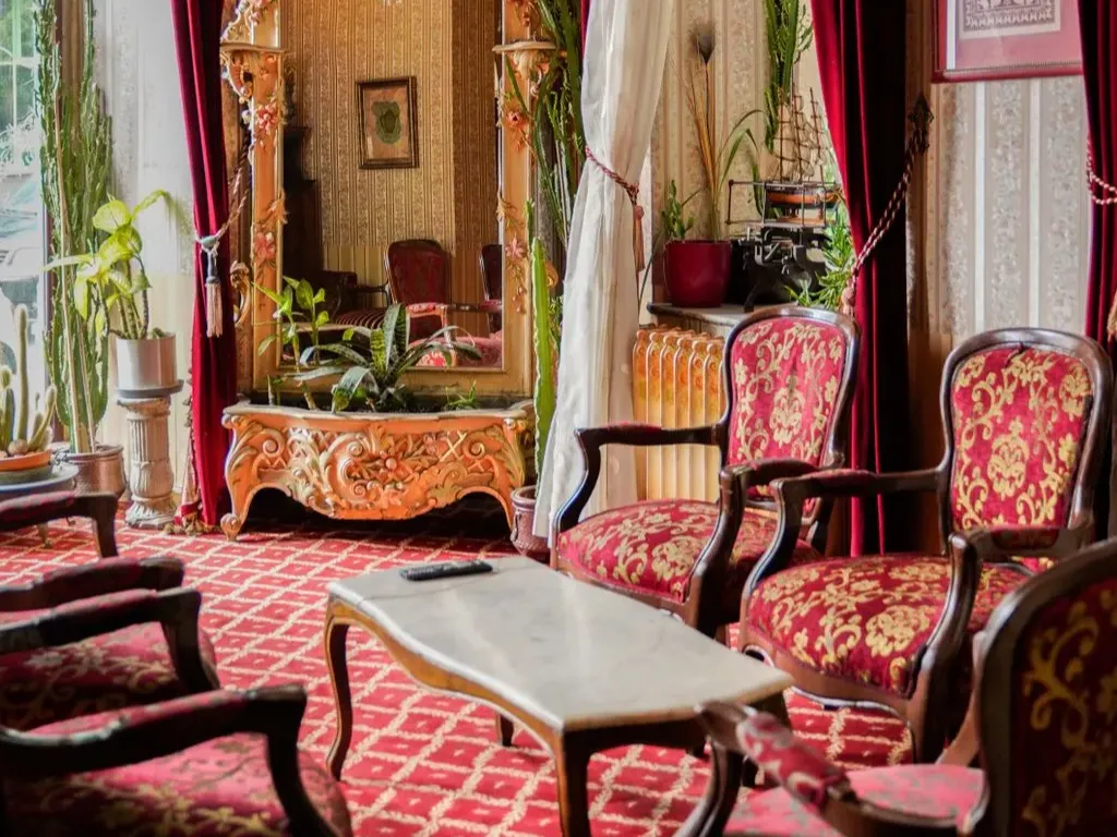 Razkošna hotelska soba z elegantno klasično opremo