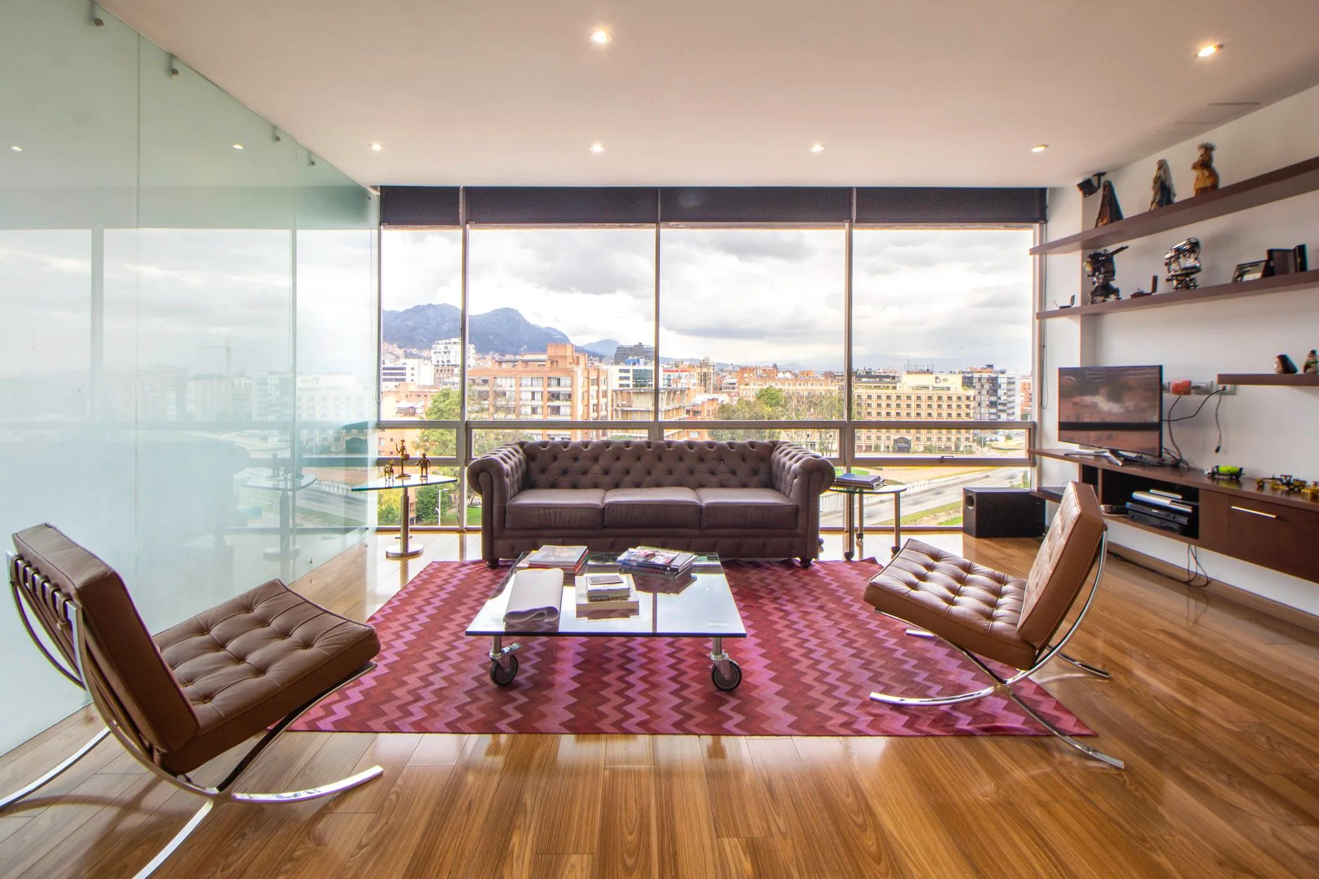 Prostoren apartma z dnevnim prostorom in panoramskimi okni